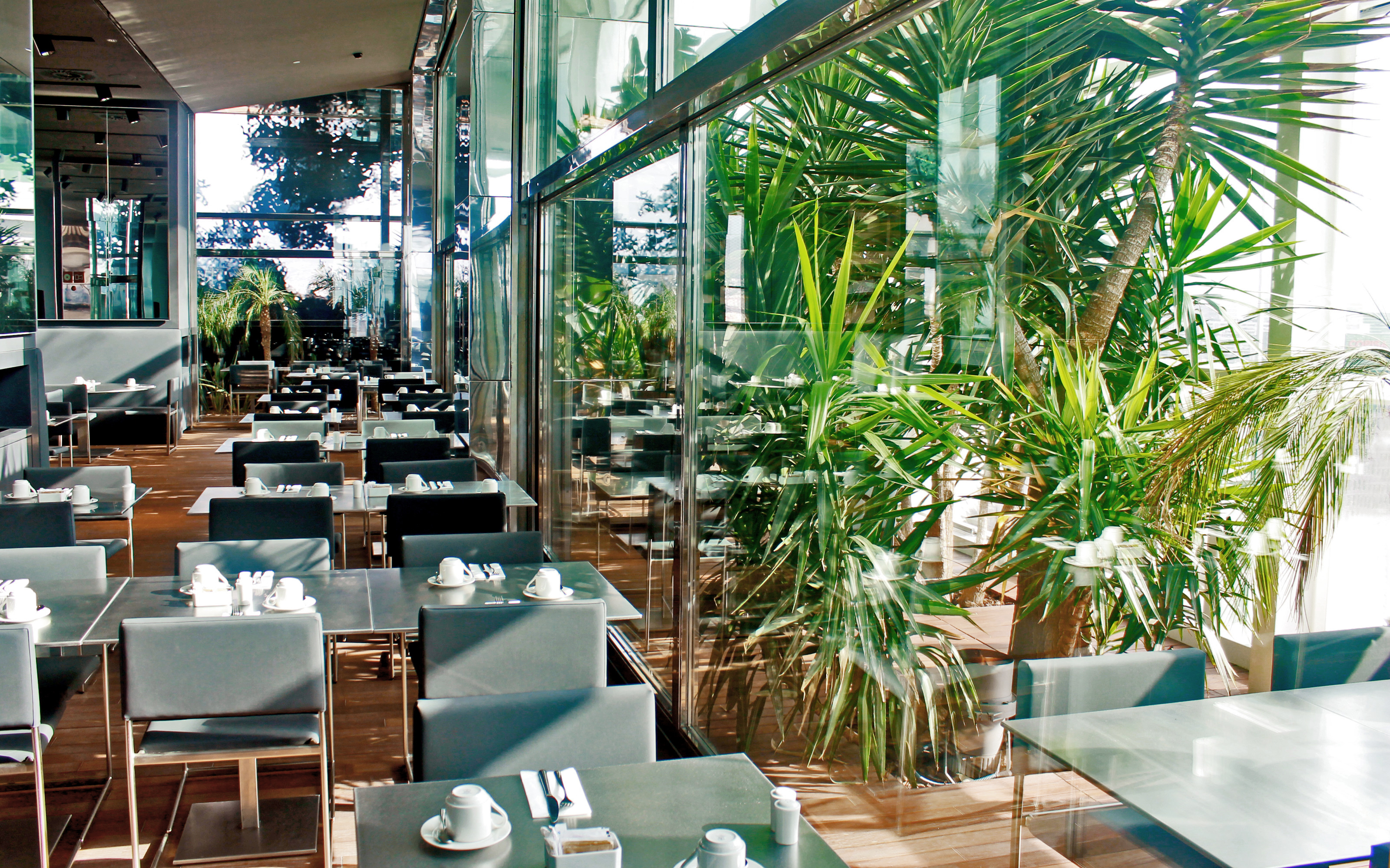 Even in the restaurant area one is always surrounded by tropical plants. Tables in a restaurant surrounded by greenery